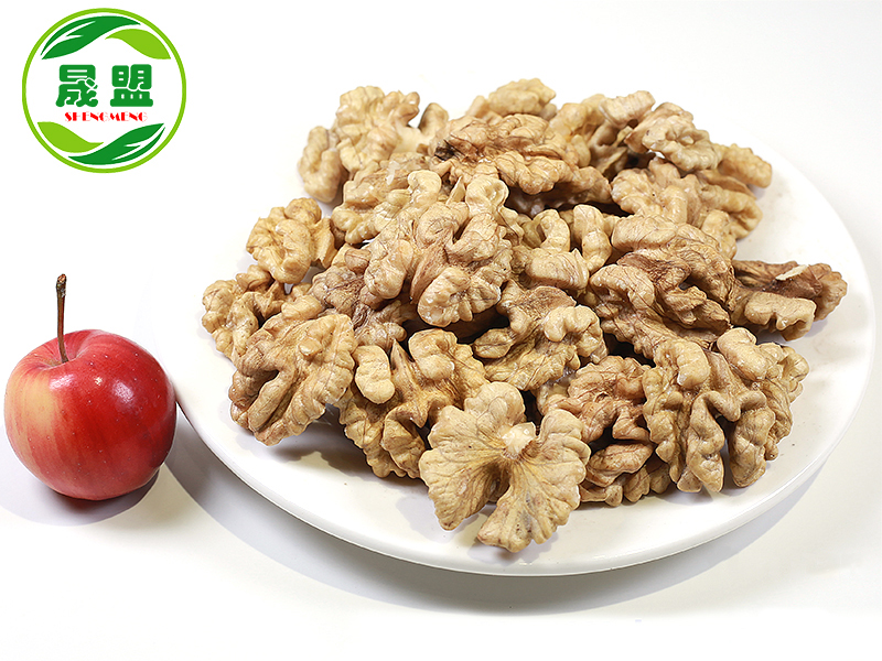 Extra Light Walnut Halves