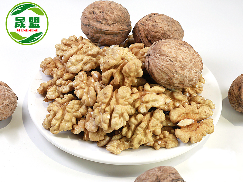 Extra Light Walnut Halves