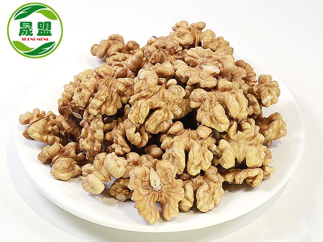 Extra Light Walnut Halves